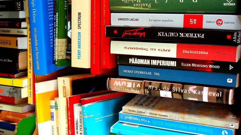 Una pila di libri in diverse lingue straniere