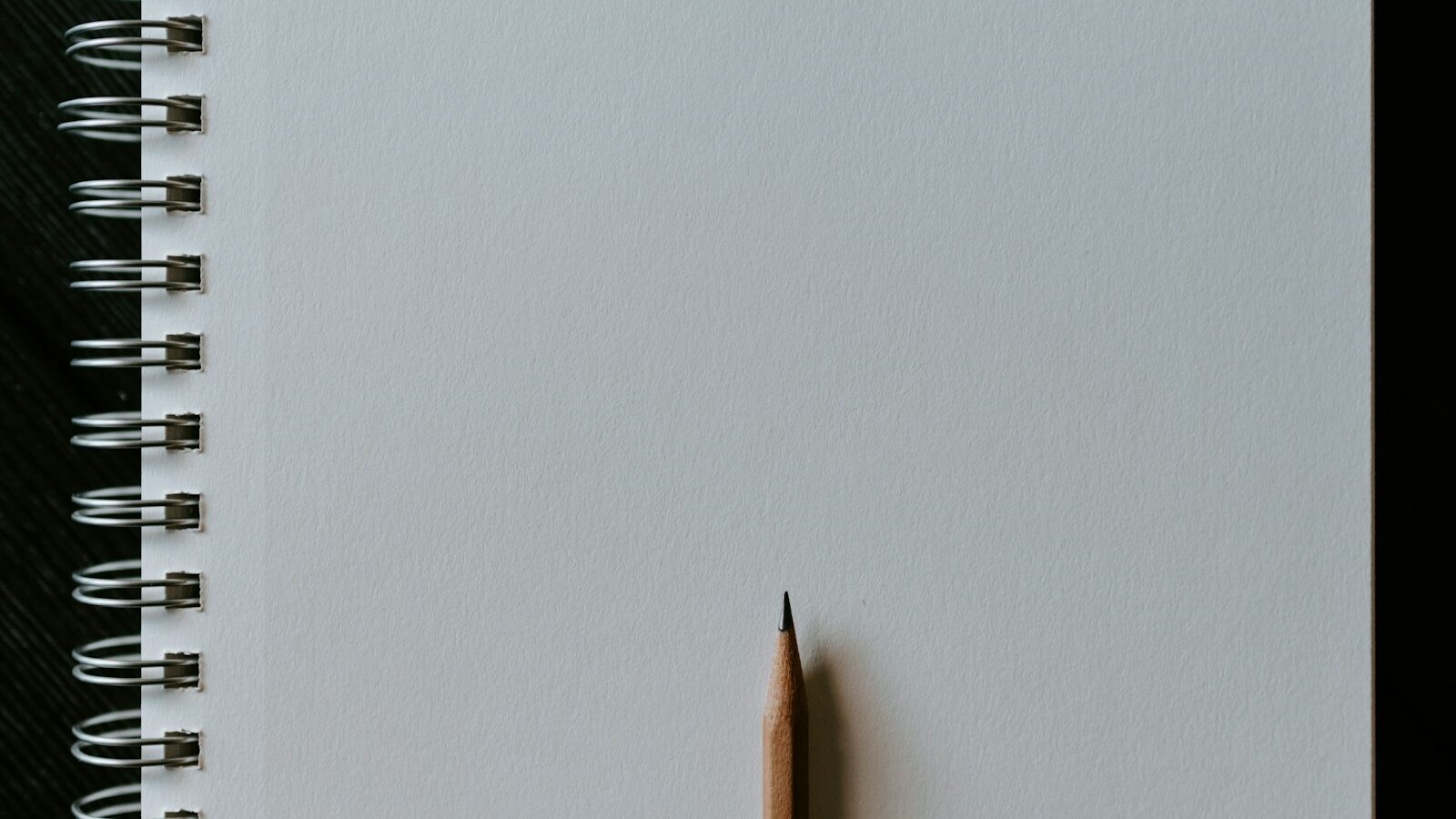 Una pagina bianca con una matita