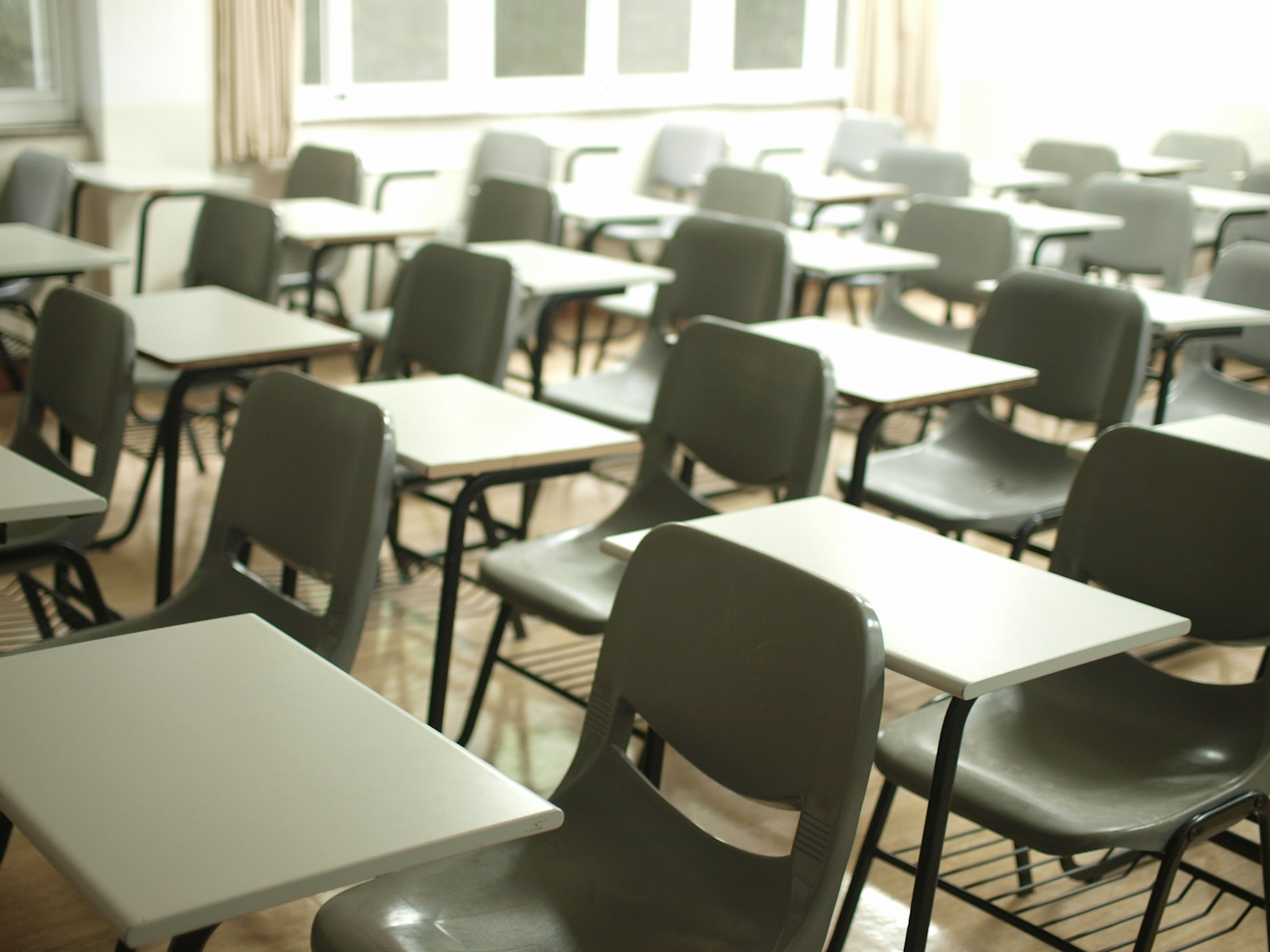 Un'aula con dei banchi e delle sedie disposte in modo ordinato per accogliere gli studenti pronti a sostenere l'esame di maturità
