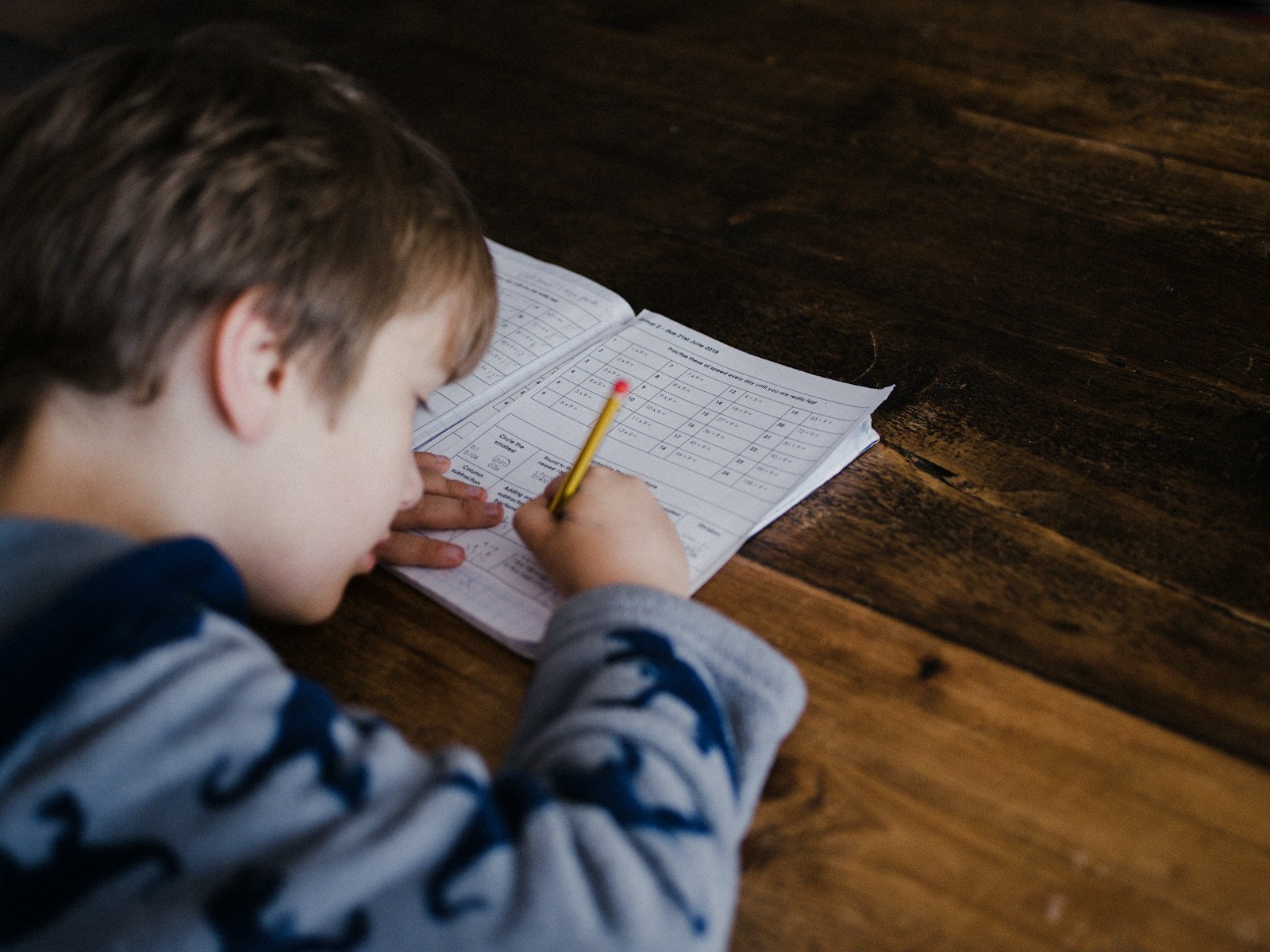 Un bambino dsa des che studia su libri scolastici