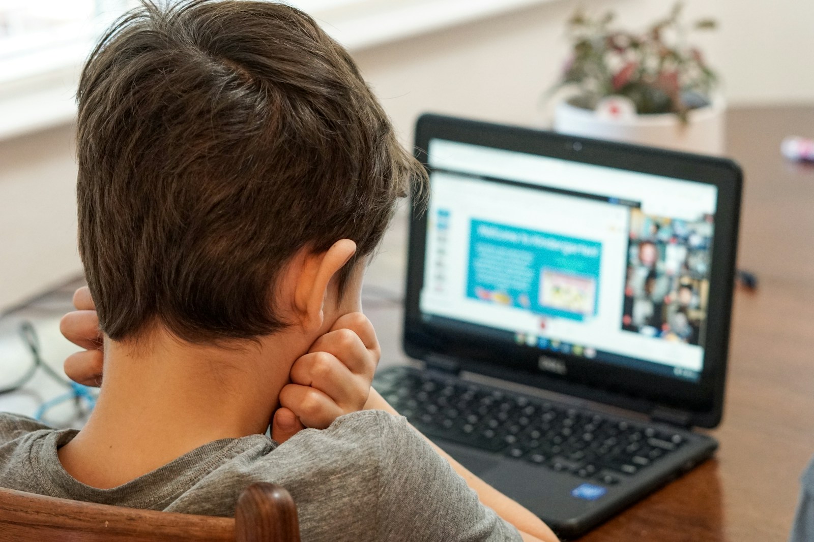 Un ragazzo che studia su un libri digitali misti