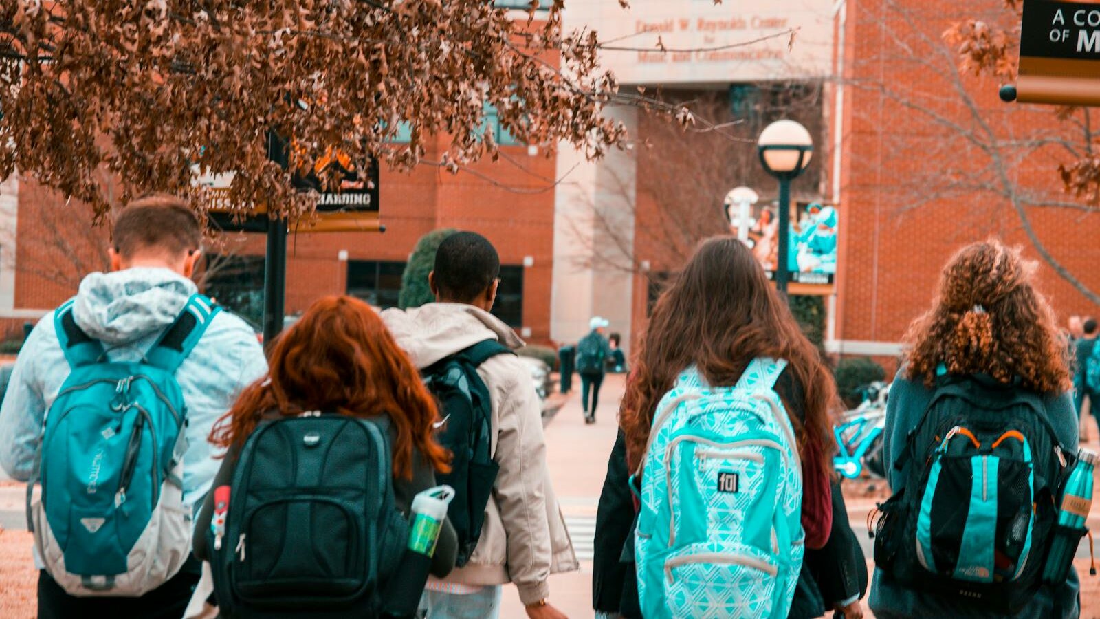 studenti che camminano davanti ad una scuola