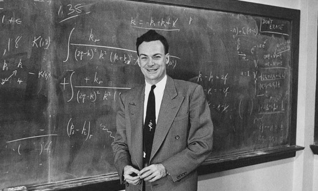 Richard Feynman, ideatore del metodo Feynman, davanti ad una lavagna