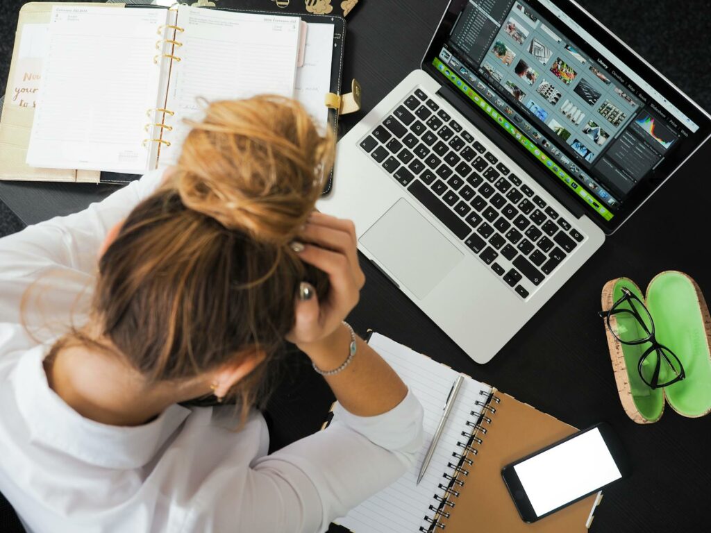 Una studentessa con l'ansia scolastica